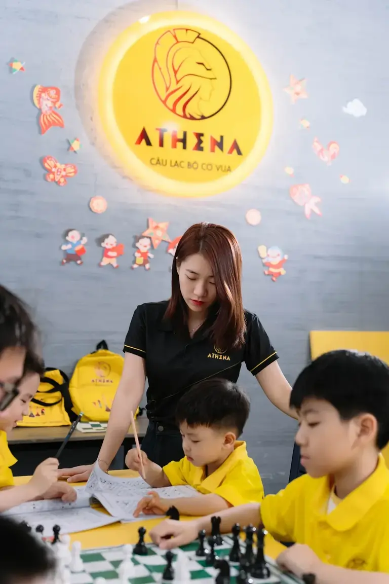 Cô giáo Athena hướng dẫn các bé chơi cờ vua tại lớp học ở Đà Nẵng