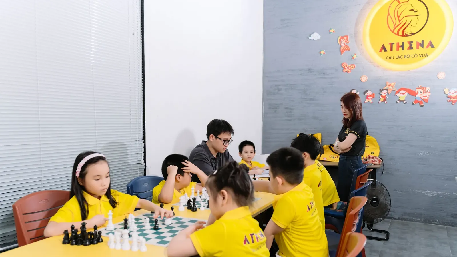 Lớp cờ vua trẻ em Athena tại Đà Nẵng: các bé thi đấu, huấn luyện viên theo sát từng bàn