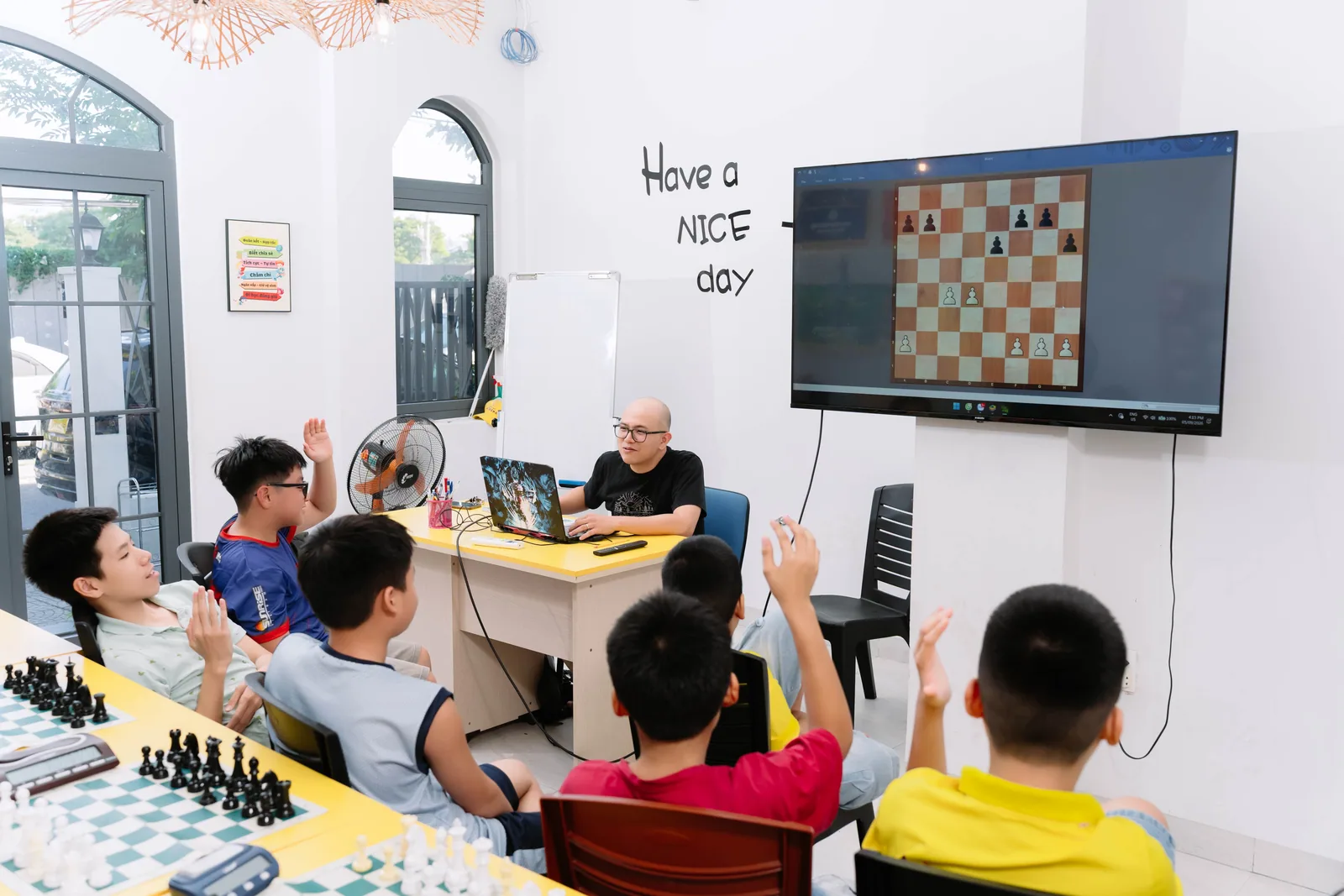 Buổi học đầu tiên tại Athena luôn bắt đầu từ bàn cờ: 64 ô, tên ô, rồi mới đến quân cờ.