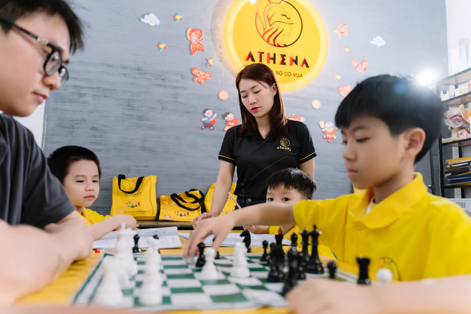 Bé Athena tập nhận diện đường chéo của Tượng — bài tập nền tảng trước khi học chiến thuật ghim và xiên.